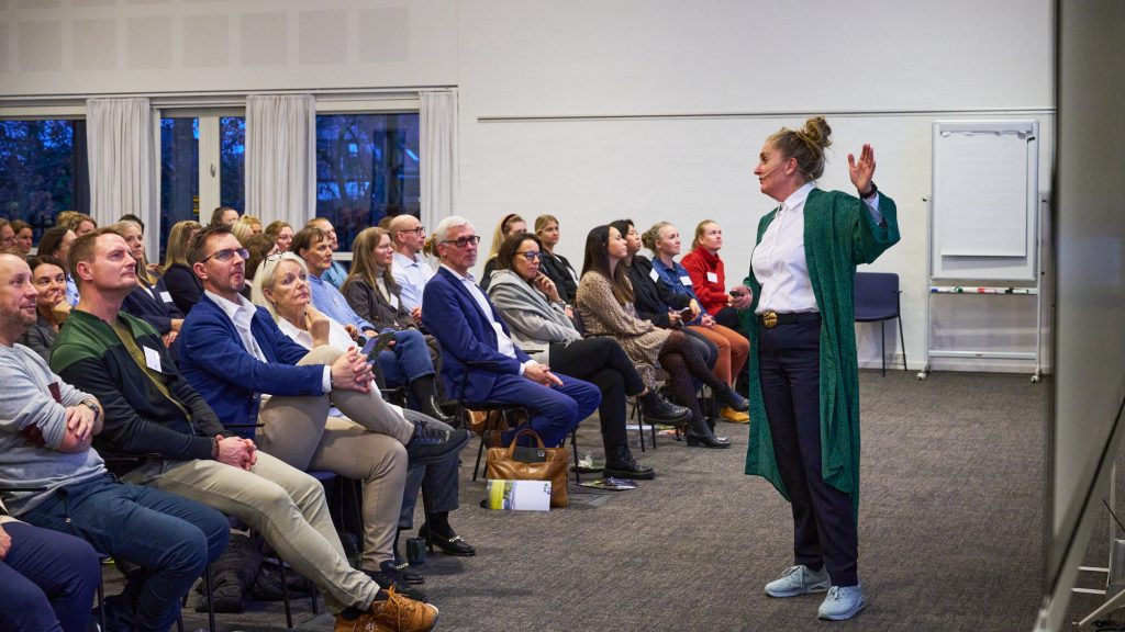 Oplev et tankevækkende foredrag om trivsel på arbejde med Julie Lindegaard